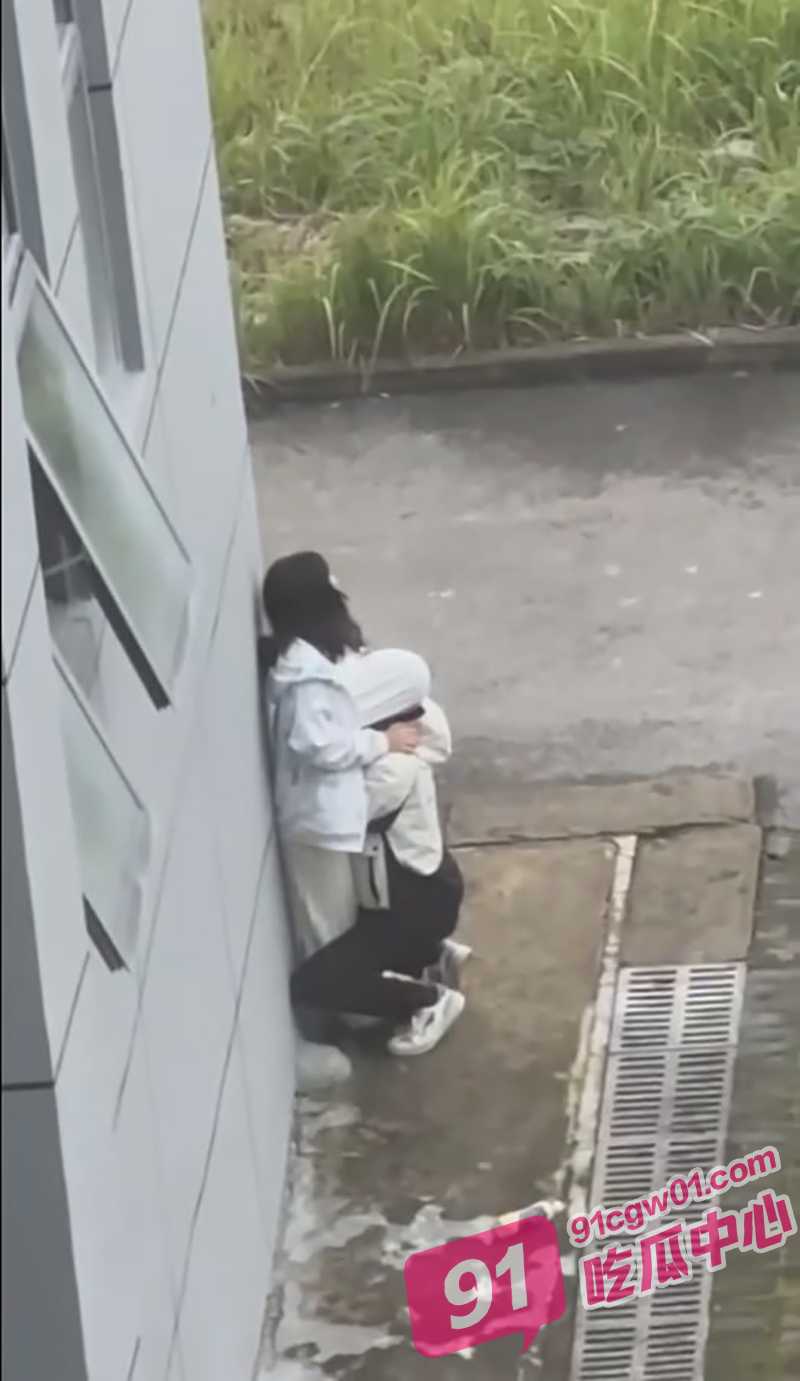 江苏盐城中学 小情侣教学楼后偷情 男的直接把头伸进衣服里面吸奶！
