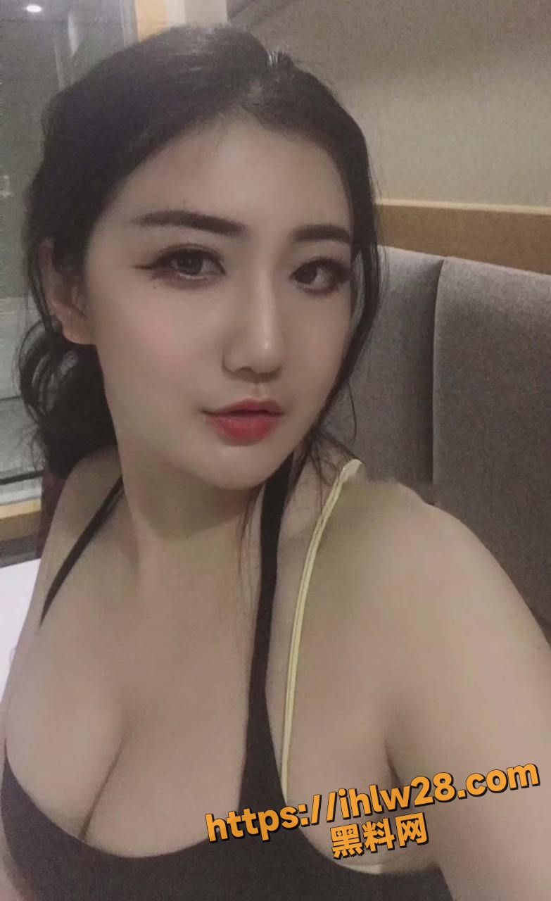 成都人妻 王敏洁 为公司做会计 是个个典型的骚婊人妻 屁股大奶子小 露出打野战是骚货的最爱！