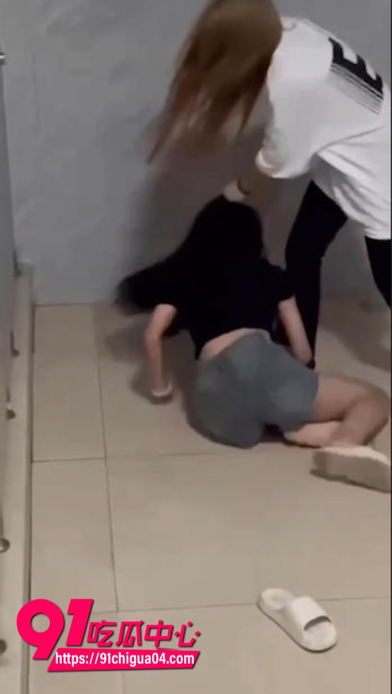 高中女生因口角问题而被黄毛精神小妹围堵厕所暴打7