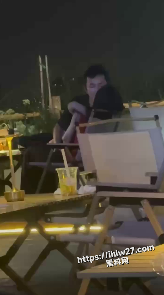 想爱就爱 情到深处自然扣 小情侣露天酒吧无视众人目光 激情舌吻大大方方的扣逼