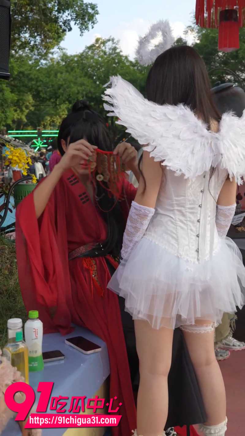 抄底大神极限偷拍游乐园NPC美女蓝色内裤3