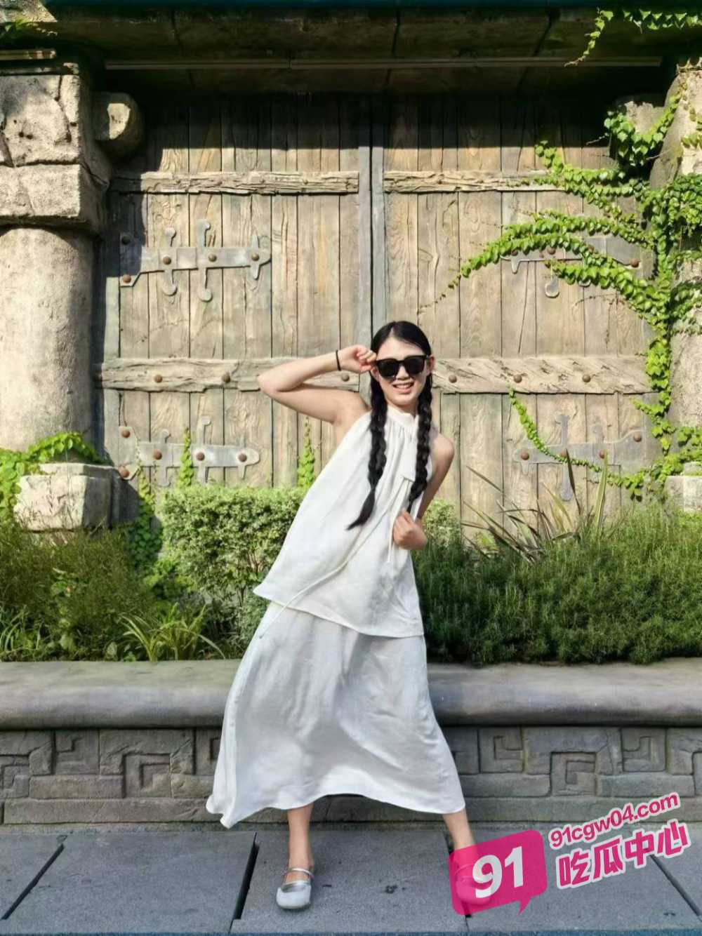 笑麻了!情侣首次尝试拍片 镜头没调好 全程直拍妹子撅起的屁眼! 配图2