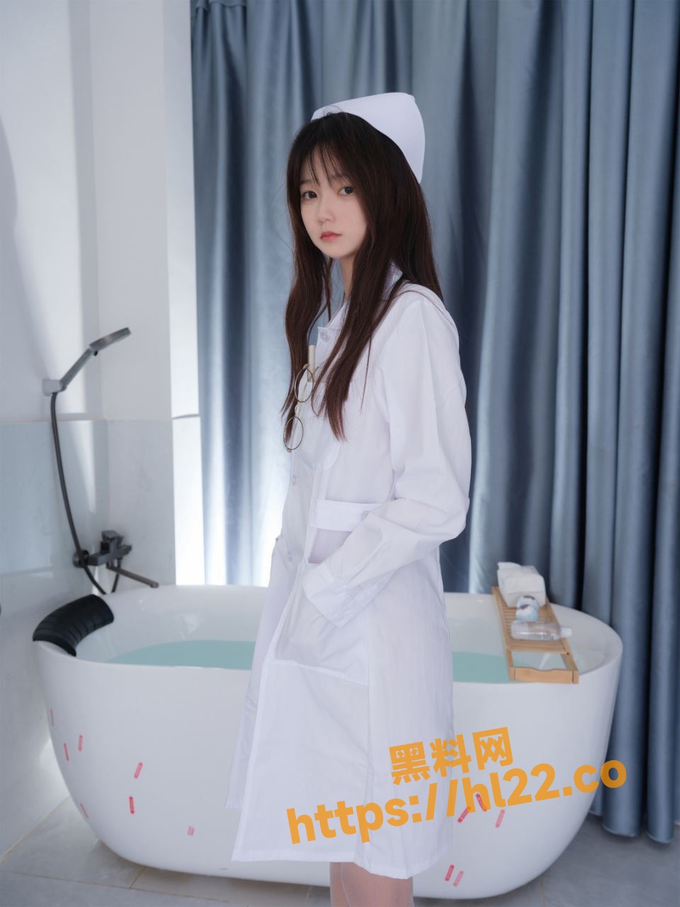 极品网红 小恩 流出新作大尺度无水印版护士装浴缸自慰风情～粉嫩小穴被假屌玩坏！