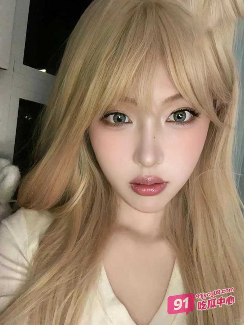 「母子乱伦」趁老爸不在家 和朋友一起3P美艳小妈！ 配图3