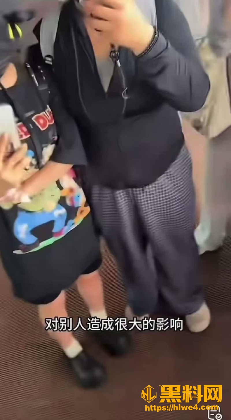 喜剧组合双高胎 高超高越 机场遭遇私生饭围堵 直接当场发飙