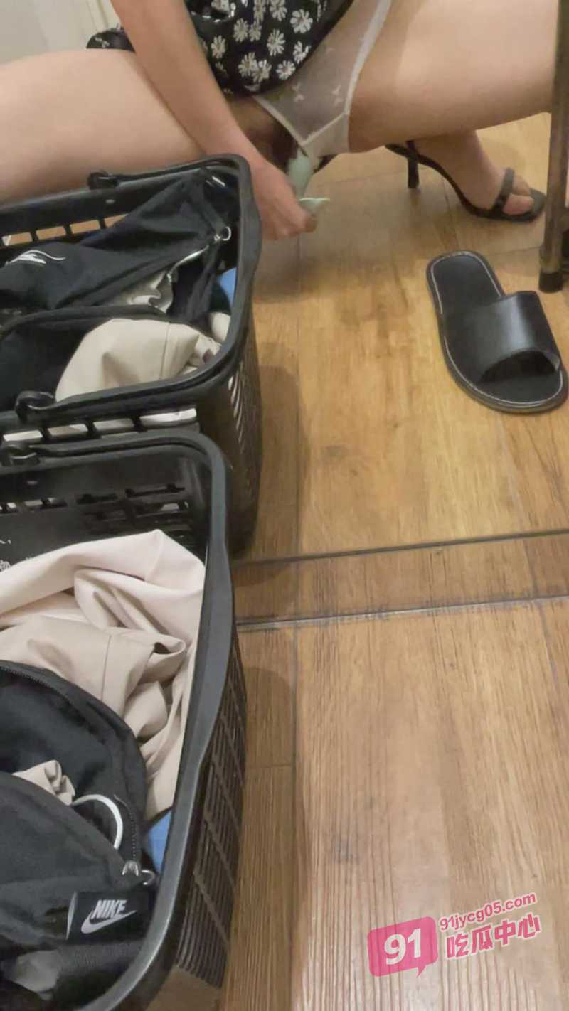 海角姐弟乱伦～姐姐背着弟弟在试衣间大胆露出 这不是妥妥的诱惑吗 配图3
