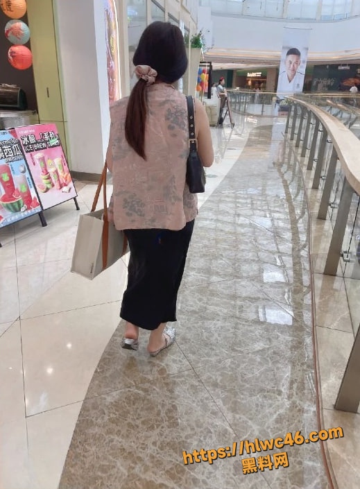 海角社区母子乱伦新作 翘臀巨乳小妈 花姐 逛街回来激烈打桩