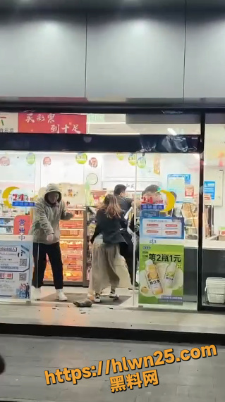 浙江温州苍南县灵溪镇 超市门口发生小规模战斗 强壮大汉被多人围殴 这下有得赔了!