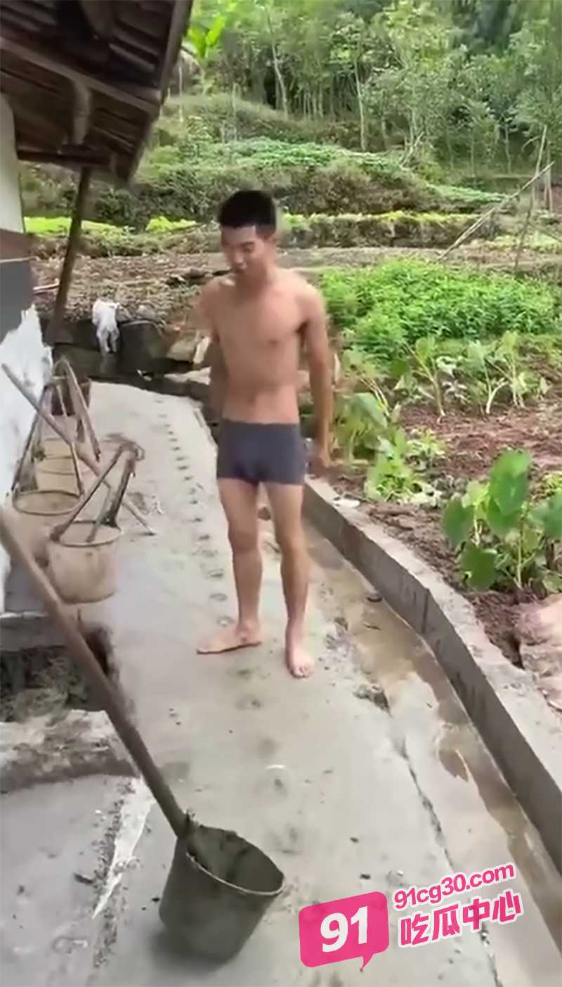 直播pk惩罚合集 如何看待年轻人为了当网红 而无底线拍低俗视频 配图3