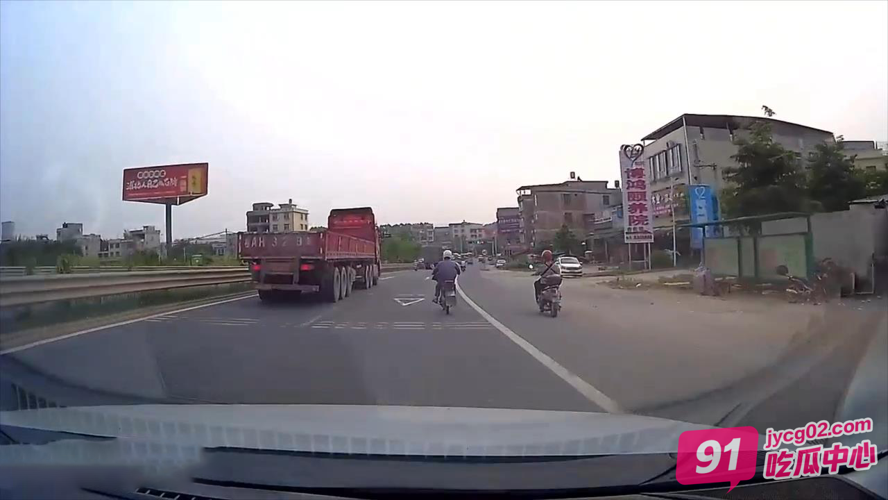 又是视野盲区?大货车碾轧之后径直开走 惨状吓蒙路人!