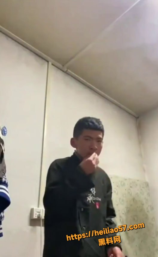 精神小伙上演头部烟花秀 祖传节目咬火机炸成火人 这操作太燃了