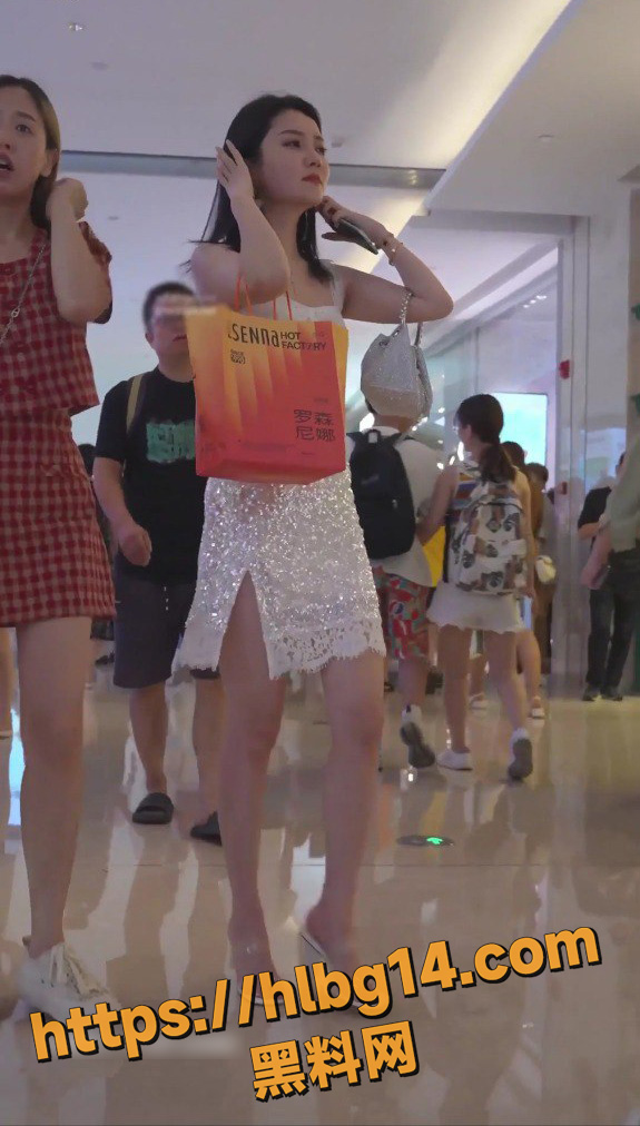 开衩蕾丝裙美女排队买单被抄底红色蕾丝内包裹肉臀 和家人逛街的白裙长腿被偷拍米白骚内裤！