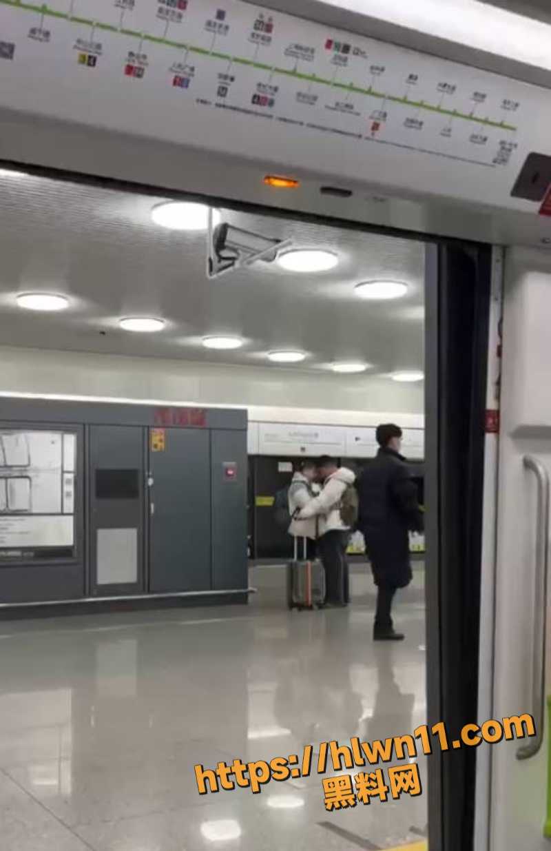 你是风儿我是沙！哪位上海网友要回家过年了男友却舍不得？这逆天的好基友在地铁上依依不舍