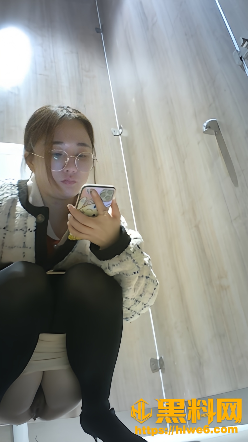 精品厕拍系列 真实偷拍多位美女放尿瞬间 脸穴同框春光无限