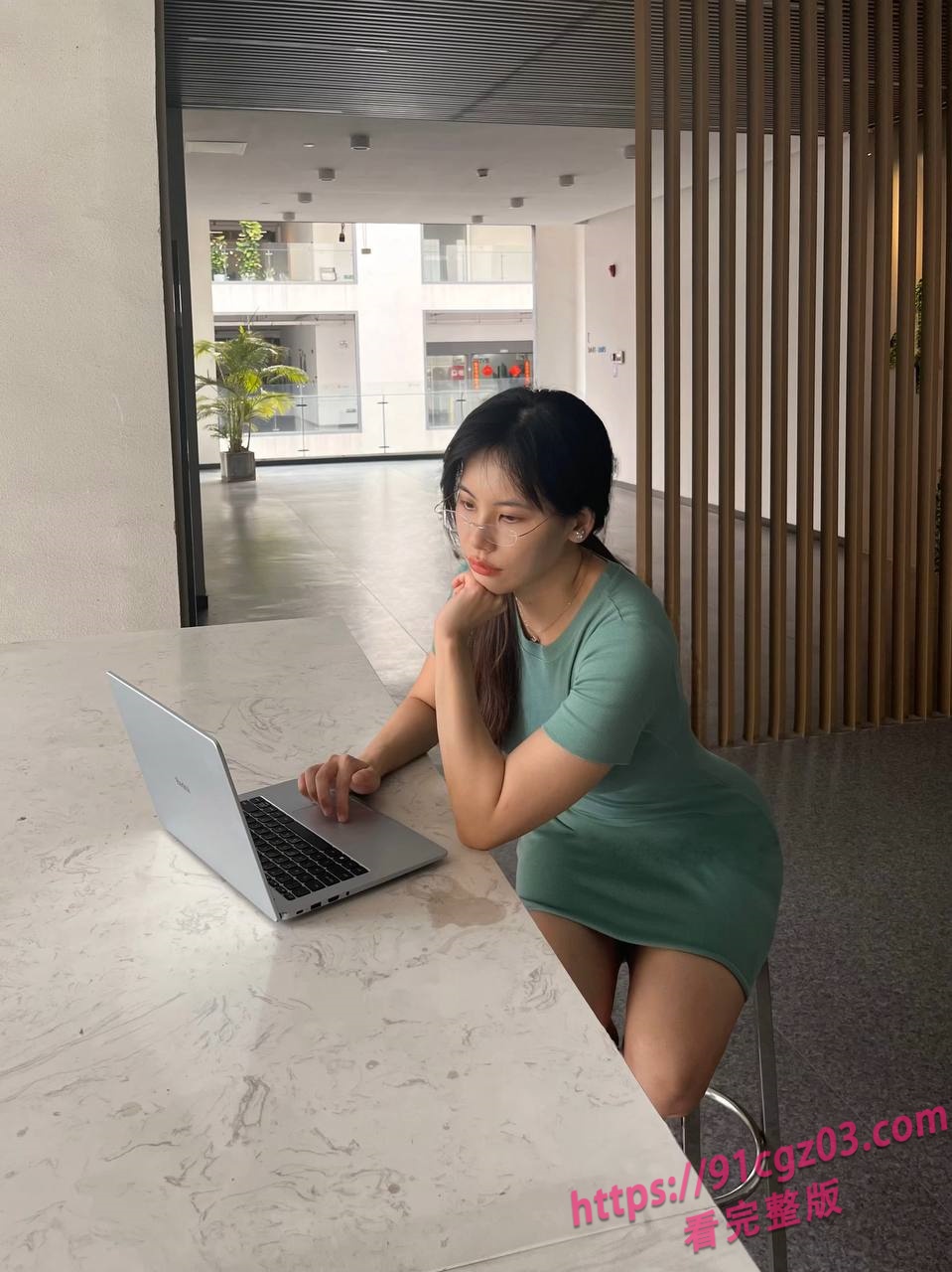 重口猎奇～肥美坦克塞入小珍珠 不得不说现在老夫老妻玩的更刺激