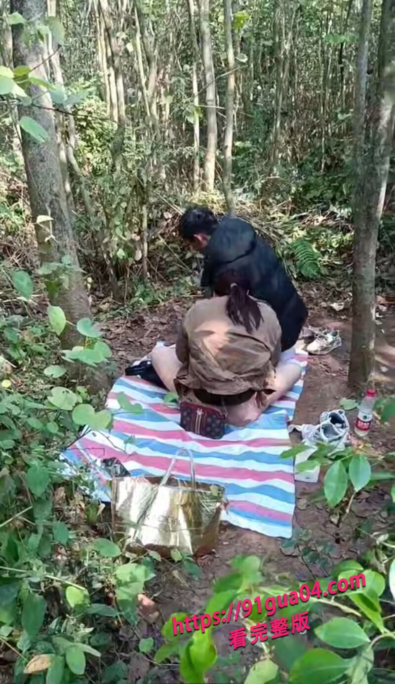 中年夫妇小树林性爱04