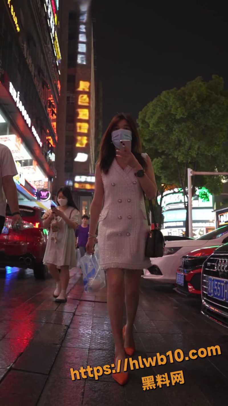 抄底偷拍绝美少妇 李小姐 白色包臀裙内搭黑色蕾丝裤 裙底春光一览无余撩人心弦！