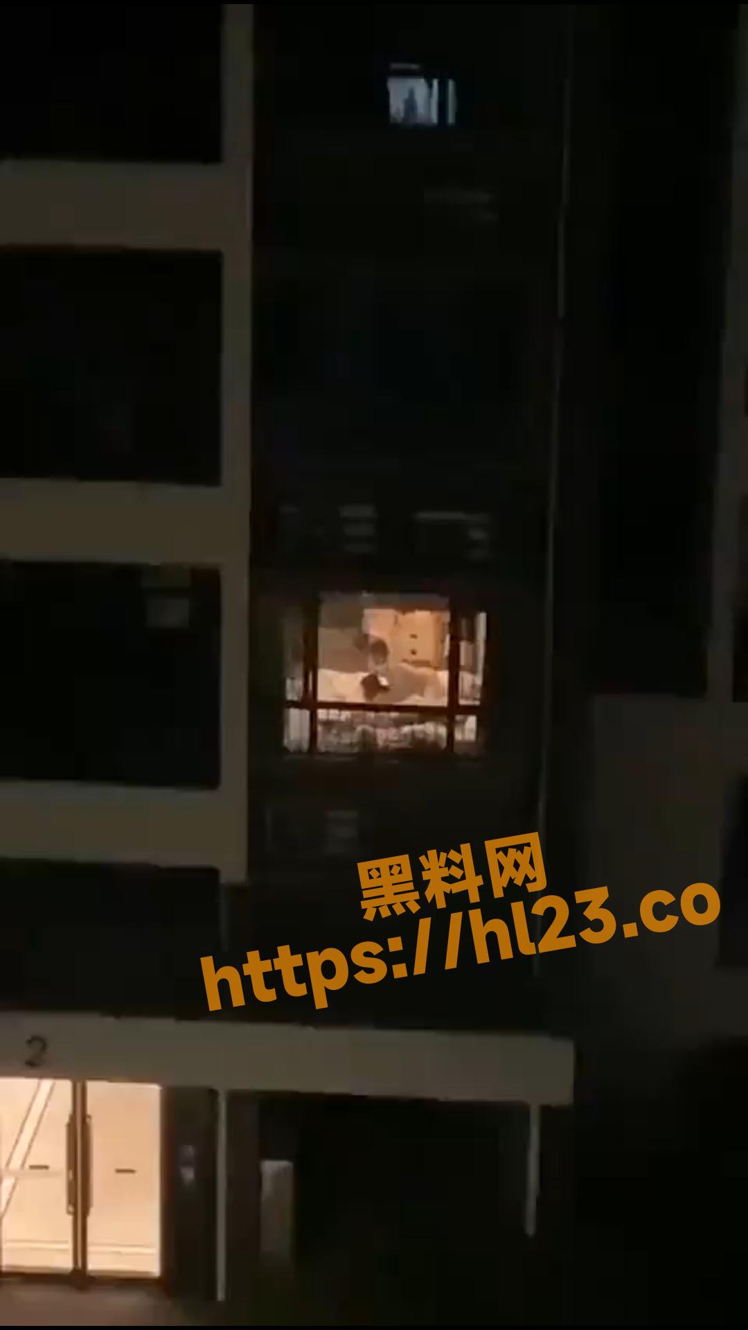 某高校数学老师老师和英语老师偷情，忘记拉上窗帘被学生们围观拍照