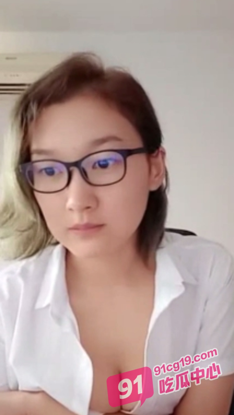 女老师放假期间直播做爱 被家长录屏曝光 冲上头条热搜！ 配图4