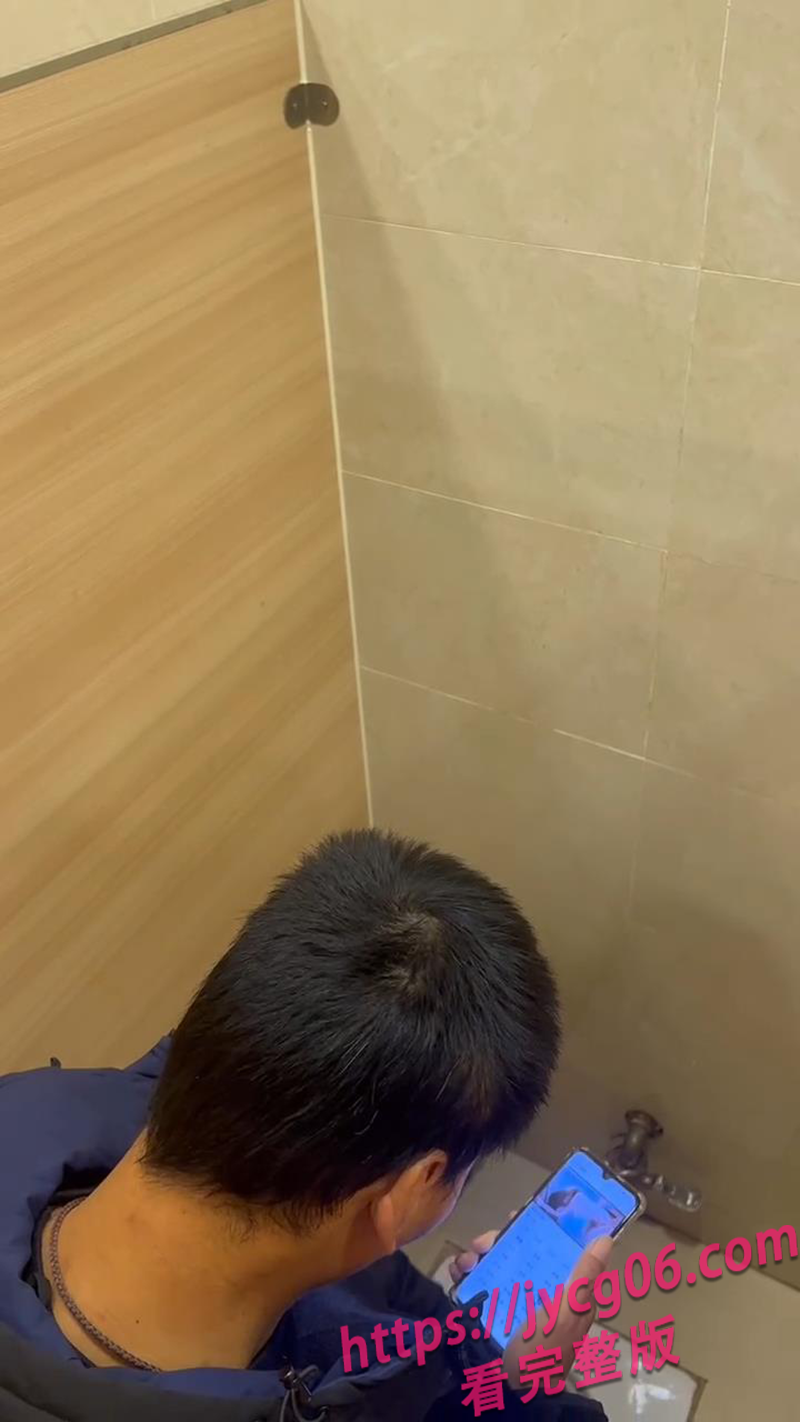河南男子厕所内“操作”疑似露馅！店员抓包现场一度失控 配图5