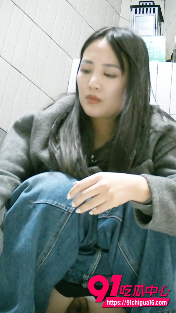 商场女厕偷拍牛仔裤少妇 放尿全过程 肥美大鲍鱼紧致又饱满