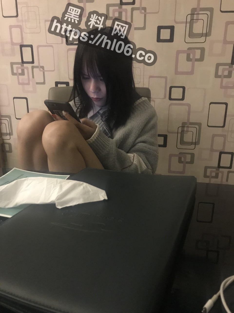 超漂亮的银行柜台小妹被同学下药迷奸，小妹沉浸在美梦中浑然不知自己被糟蹋了