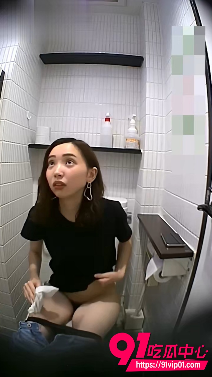 偷拍女厕多位极品美女3