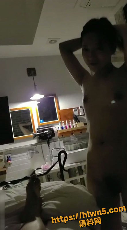 极品巨乳性感美少妇偷情年轻小伙 口活了得主动上位猛怼狂插 小伙深情偷拍 记录美妙生活！