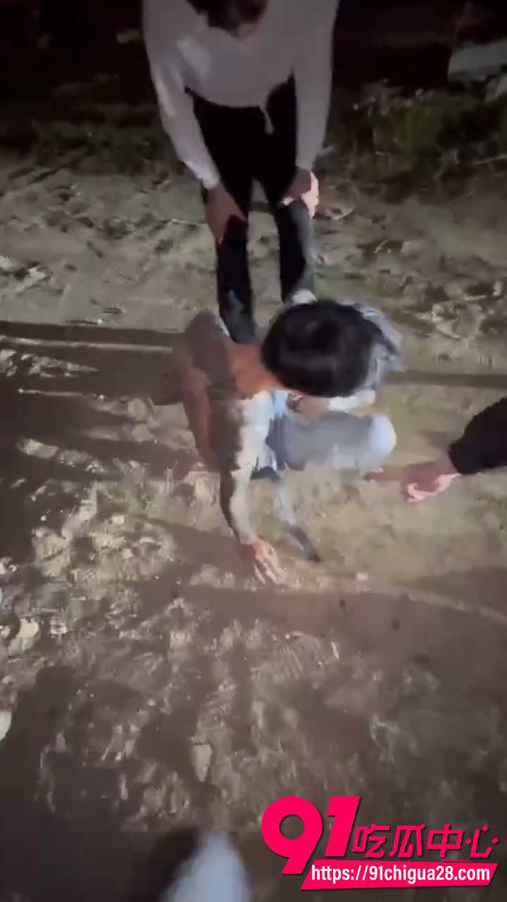 纹身精神小伙深夜草地被多人围殴7