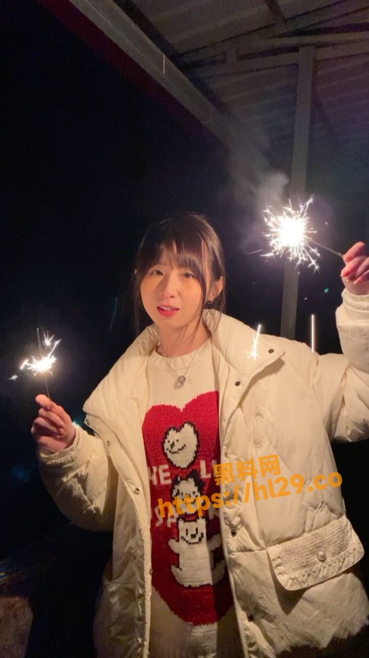 表哥灌醉刚满20岁的表妹寻求刺激！穿着校服的表妹醉酒后直接被表哥强悍嫩逼！