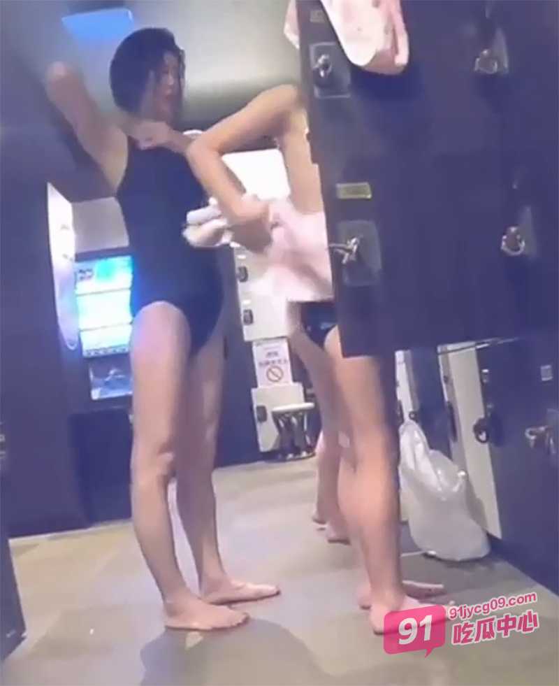 冒死偷拍女浴室 各种美女长腿翘臀应有尽有!