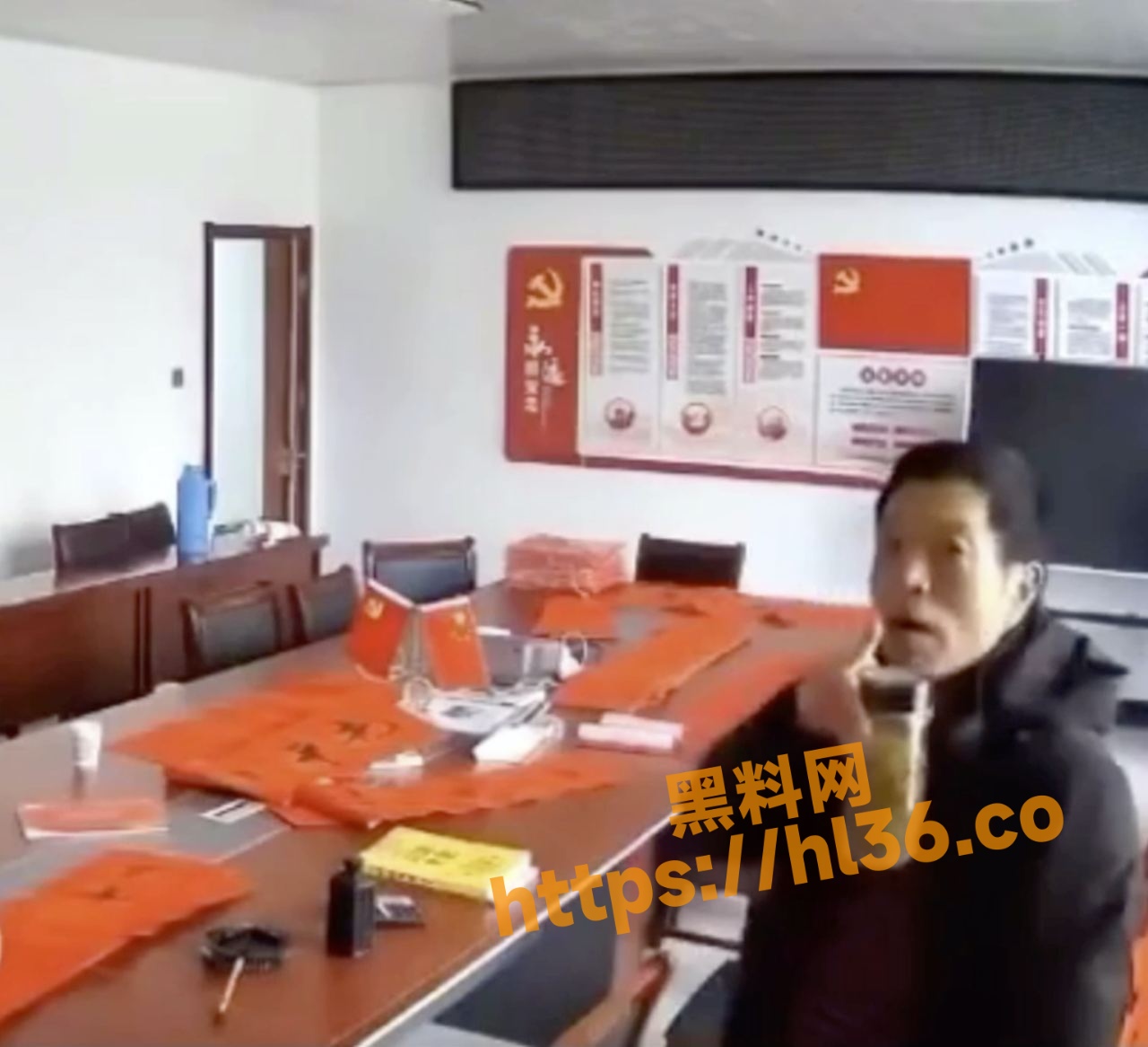 网传某地党委办公室内一干部强吻少妇欲想开炮！男子发现摄像头的那一刻被吓懵！