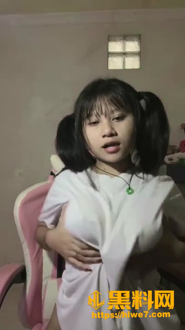 东南亚精神小妹直播 大秀巨乳 手指疯狂自慰 别有一番异域风味