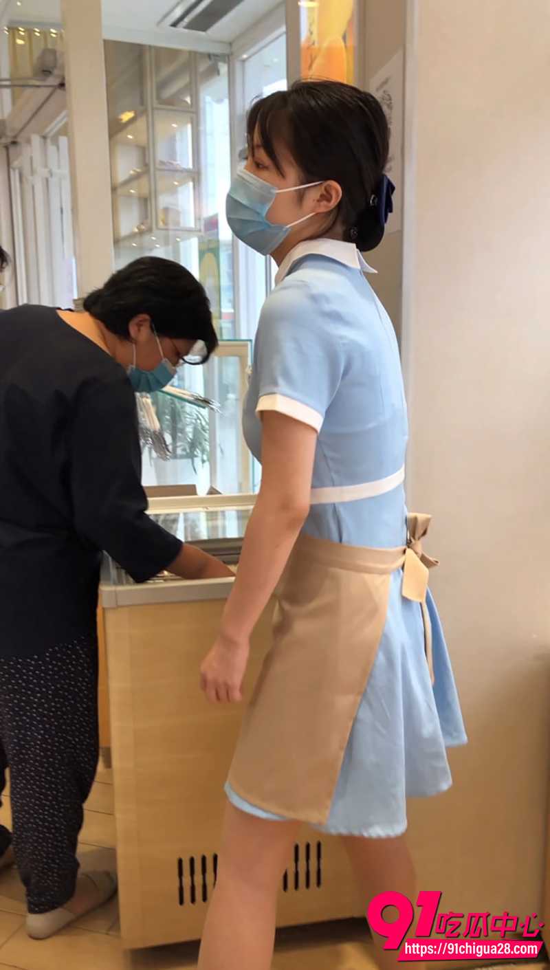 抄底大神偷拍好利来肉丝小姐姐 肉丝翘臀弯腰露沟 甜美脸蛋撩人欲火!