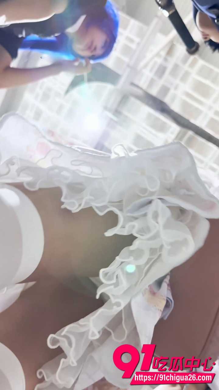 高颜值美女短裙白丝内裤走光9 高颜值美女短裙白丝内裤走光9