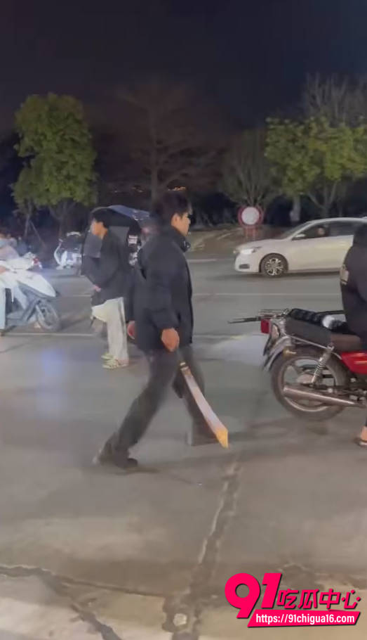 汕头精神小伙持械斗殴视频3