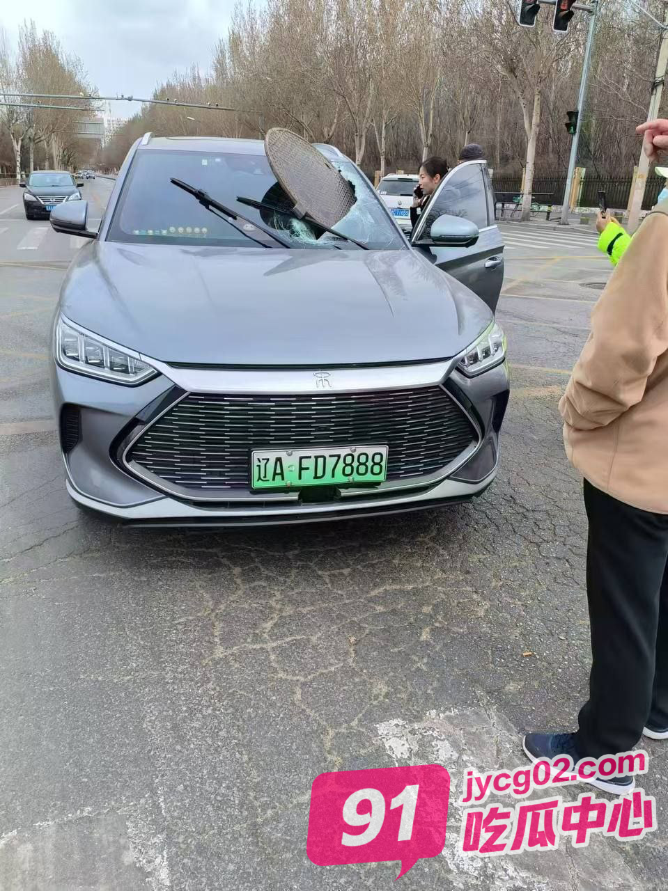 惊险!一井盖被压飞精准砸中后车 网友:QQ飞车道具赛