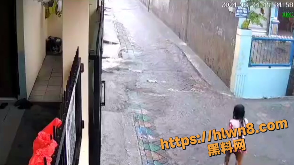 印度尼西亚首都雅加达 子孩在街头玩耍不慎掉入下水道冲走 两天后尸体被发现 重口慎点!