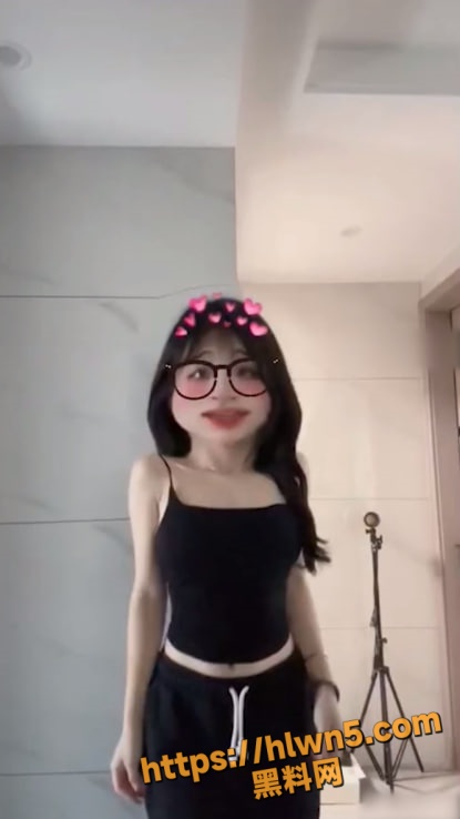 抖音裸舞换装BGM合集 现在拍黄片的门槛越来越高了 那魔鬼的身材 淫荡的奶子让人鼻血直飙！