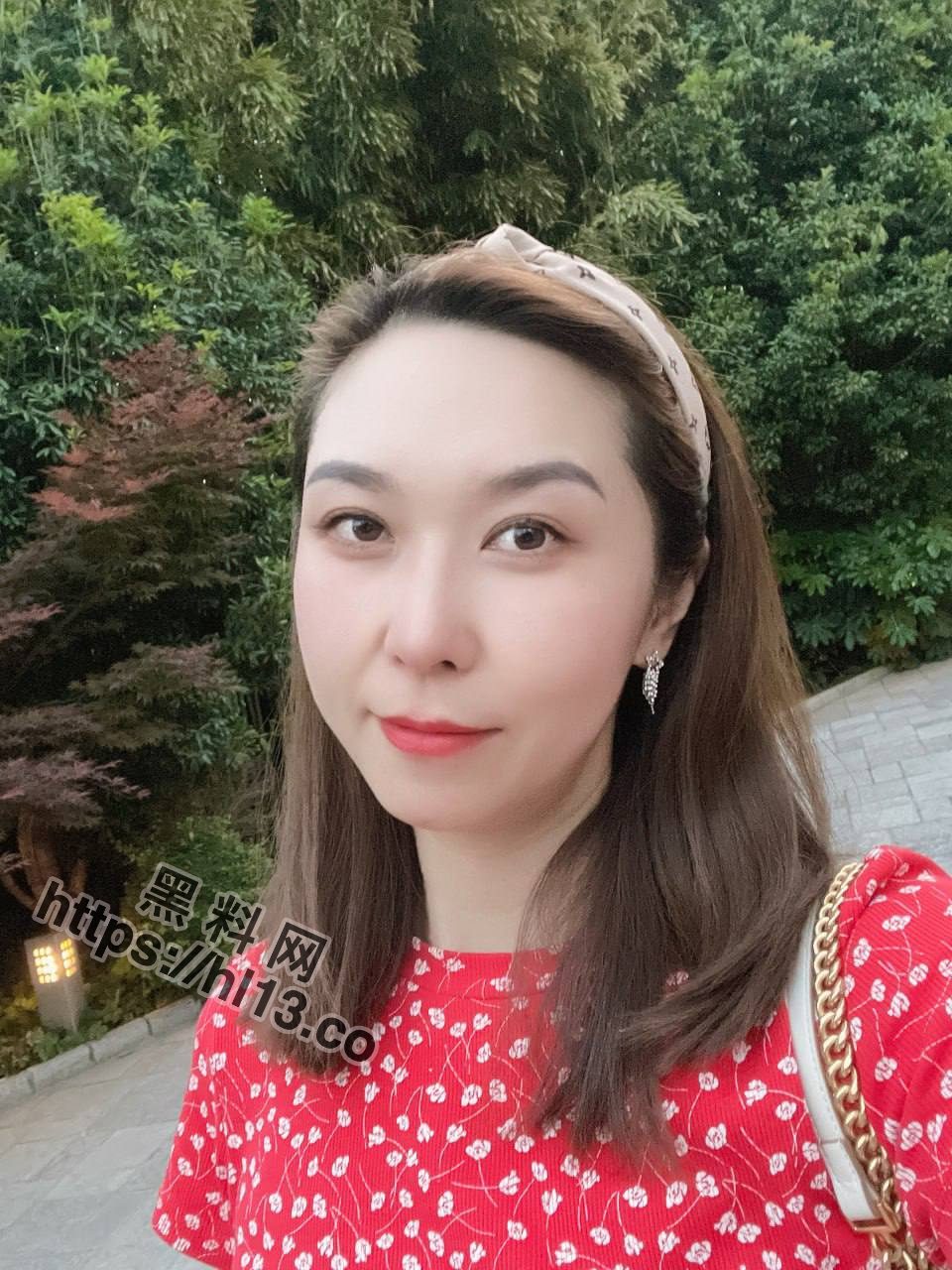 气质靓丽人妻与老公尝试找个单男，上演各种激情大片儿，老公就在一旁负责摄影