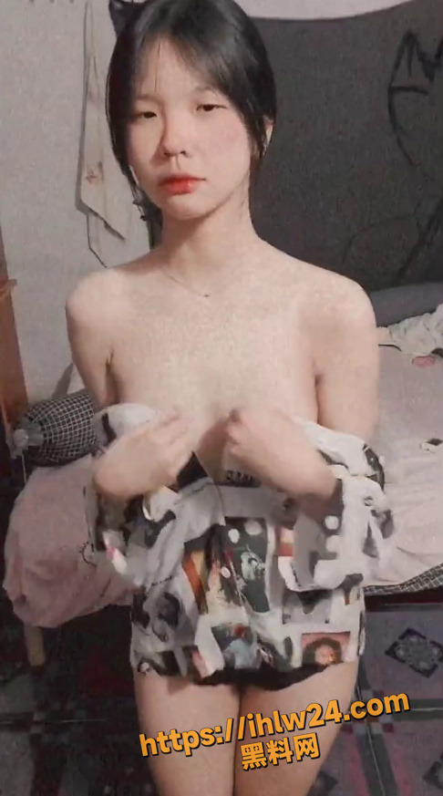 调教大神圈养了一个高中生小母狗 小眼睛小咪咪大屁股 这样的炮架在床上差点被大神玩散架了！