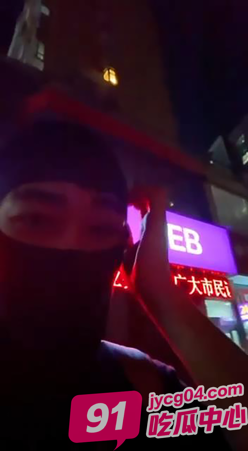东北大哥穿头套自拍被当劫匪！银行门口警报连环响，网友笑疯了！ 配图3