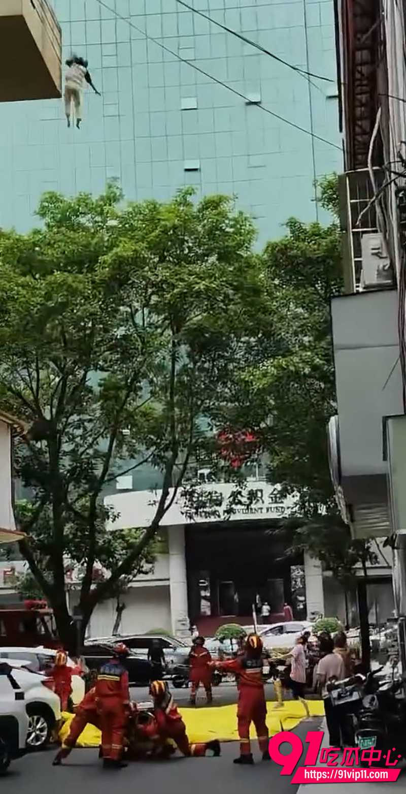 广东茂名女子跳楼  2