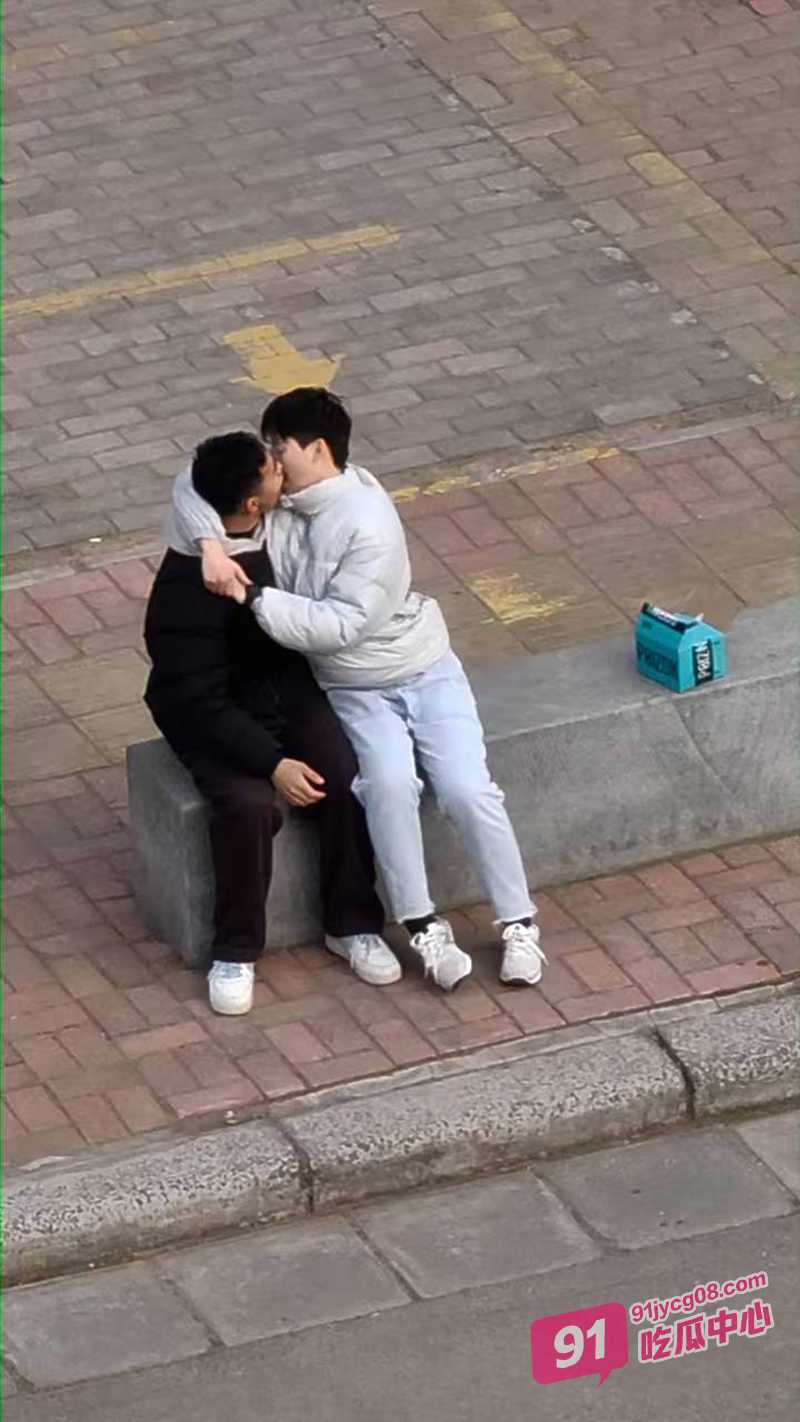 河南交通大学基佬热瓜 大白天就在学校操场激吻 还抱着转圈圈 配图