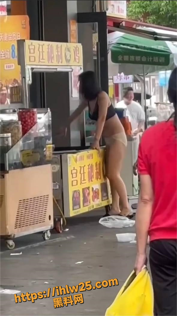 黑料正能量 女子肆意殴打拾荒老者 不知是哪家医院放出来的疯女人 旁人却冷眼旁观 可悲 可叹！