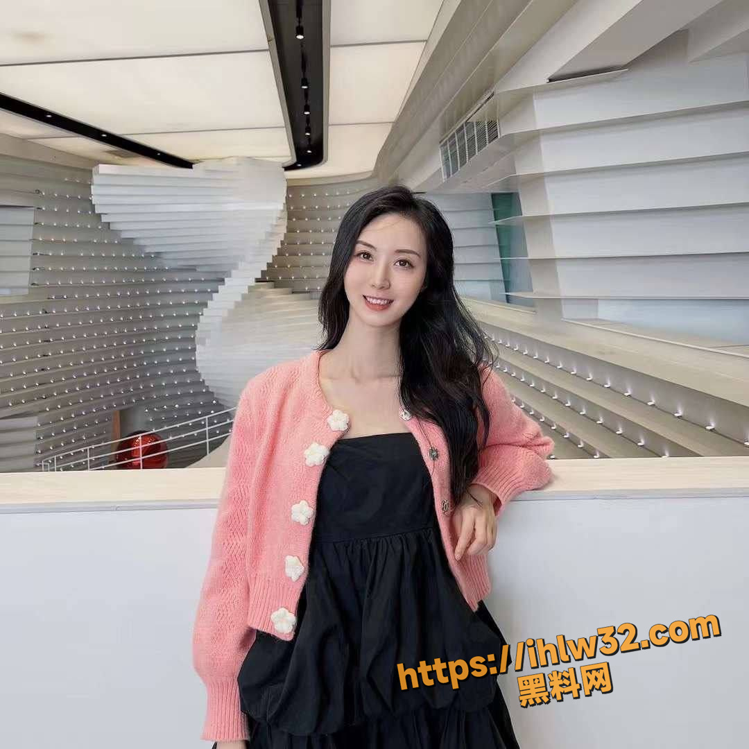顾家的人妻为了给丈夫分担家庭支出贴补家用 在网络平台直播 靠着一鸡之长顺利撑起了整个家庭支出！