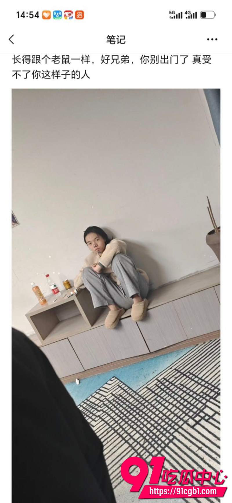胡伊洋持棍挥舞踢门2