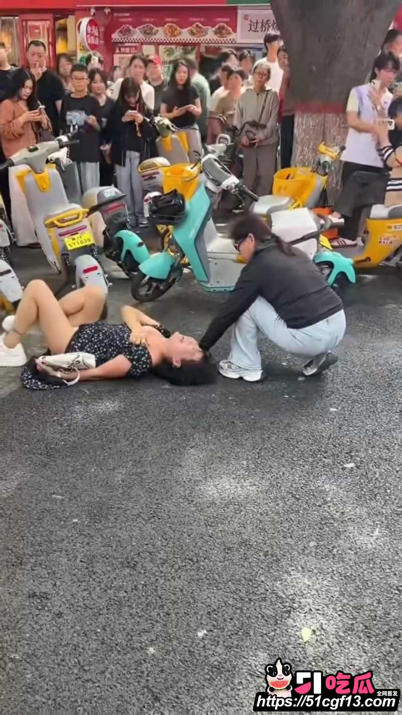 河北保定正信购物中心原配当街怒撕小三05