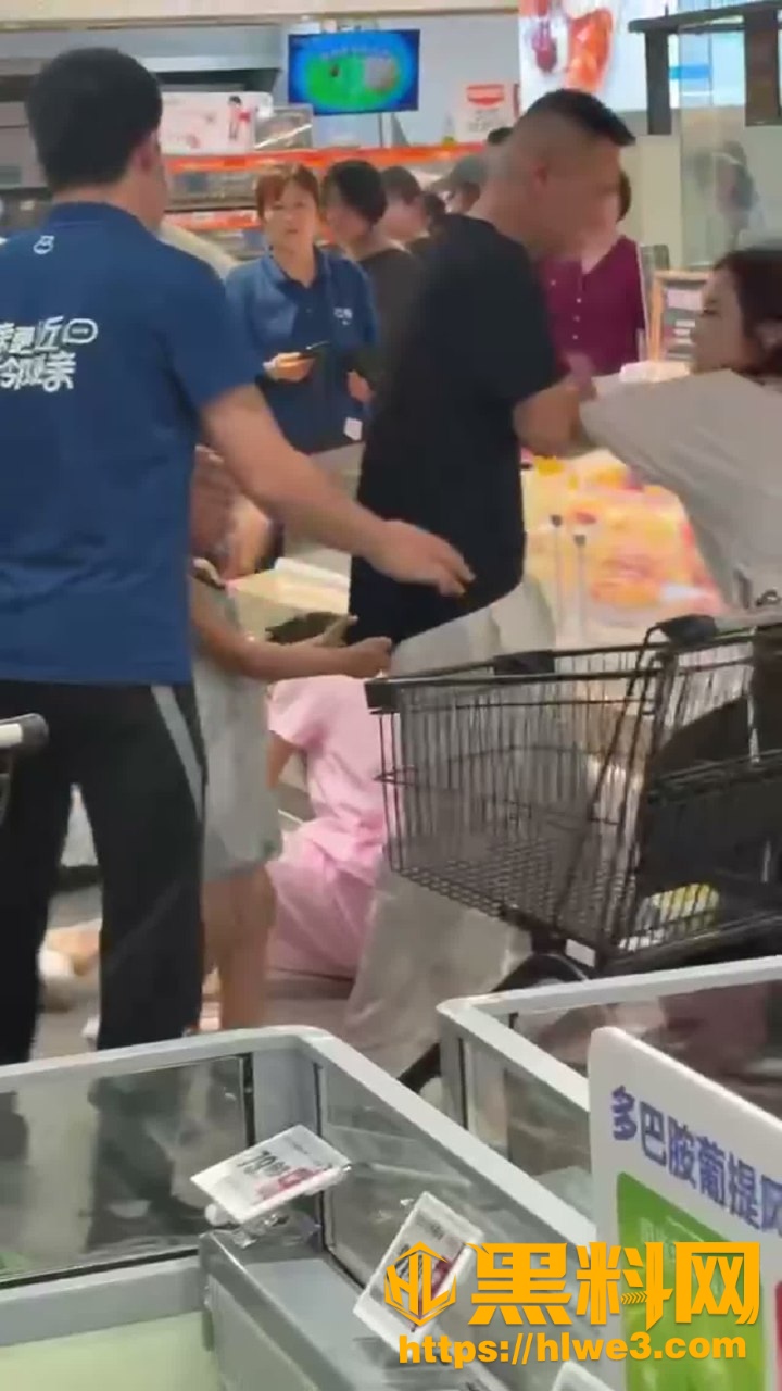 原配捉奸现场引路人火热围观 神似双胞胎姐妹合力手撕小三 孩子被当场吓呆
