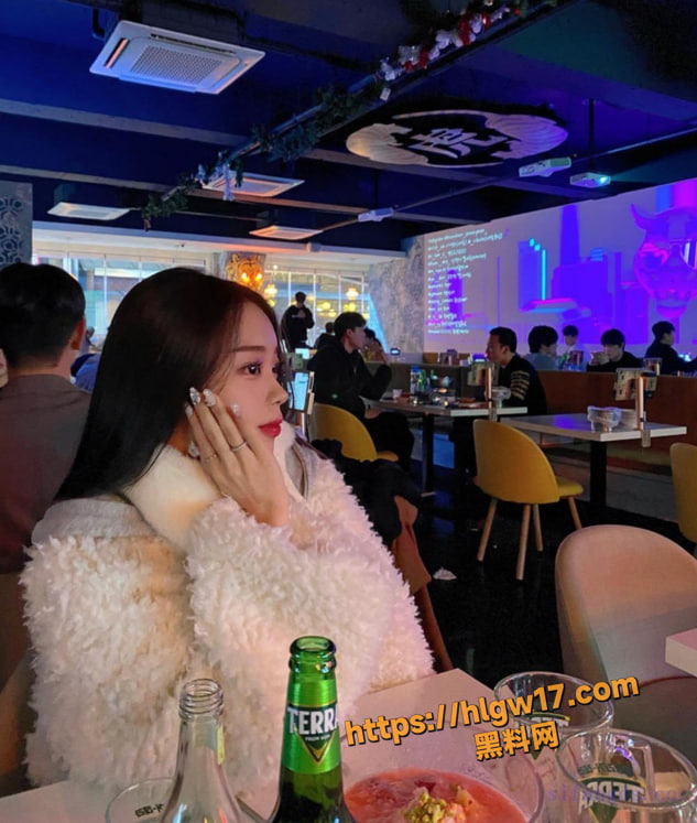 名媛大学生温泉酒店全裸自拍曝光！泳装湿身勾引富二代，白天校花夜晚母狗反差炸裂